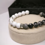 Onyxist helmestega energiakäevõru