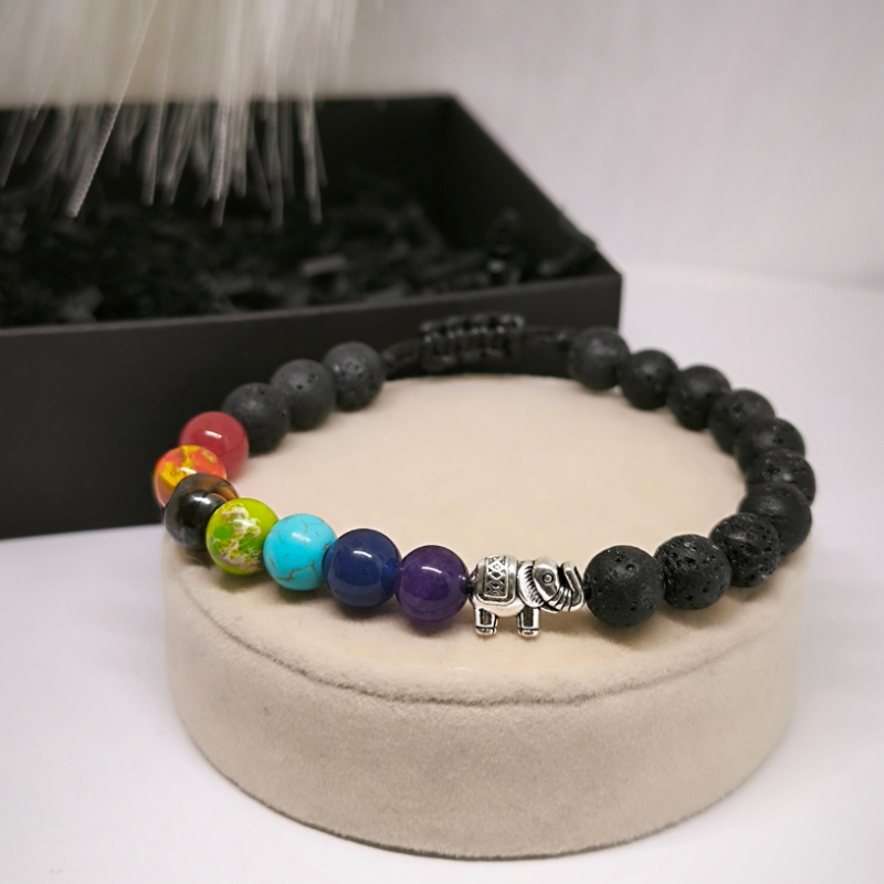 Mänguline laavakivikeed käevõru metallaktsendiga