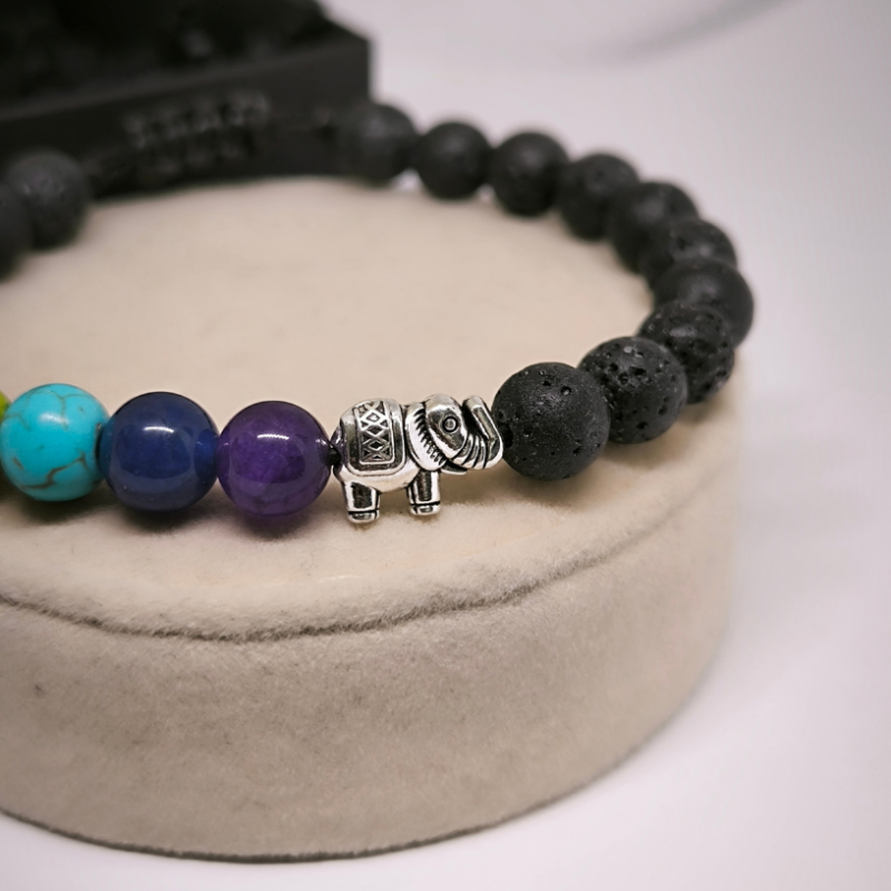 Mänguline laavakivikeed käevõru metallaktsendiga