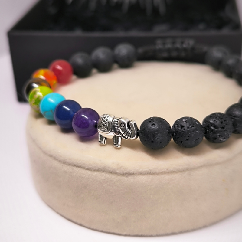 Mänguline laavakivikeed käevõru metallaktsendiga