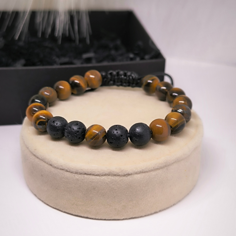 Moodne käevõru laavakivist ja tiigrisilma helmestega