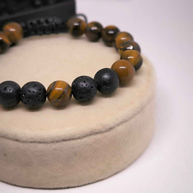 Moodne käevõru laavakivist ja tiigrisilma helmestega