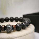 Stiilne laavakivist helmestega käevõru puidust aktsentidega