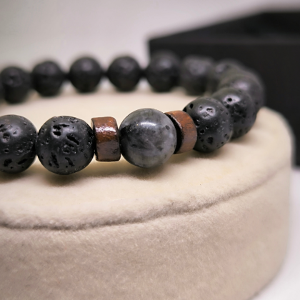 Stiilne laavakivist helmestega käevõru puidust aktsentidega