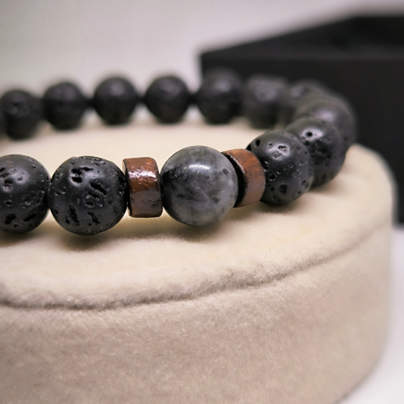 Stiilne laavakivist helmestega käevõru puidust aktsentidega