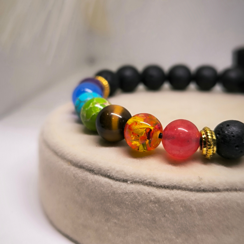 Värviline "Tšakrate" käevõru laavakividega