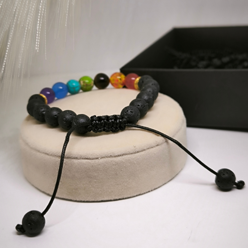 Värviline "Tšakrate" käevõru laavakividega