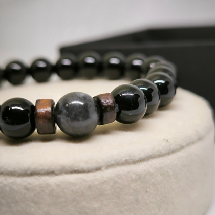 Naturaalsetest kividest helmestega käevõru