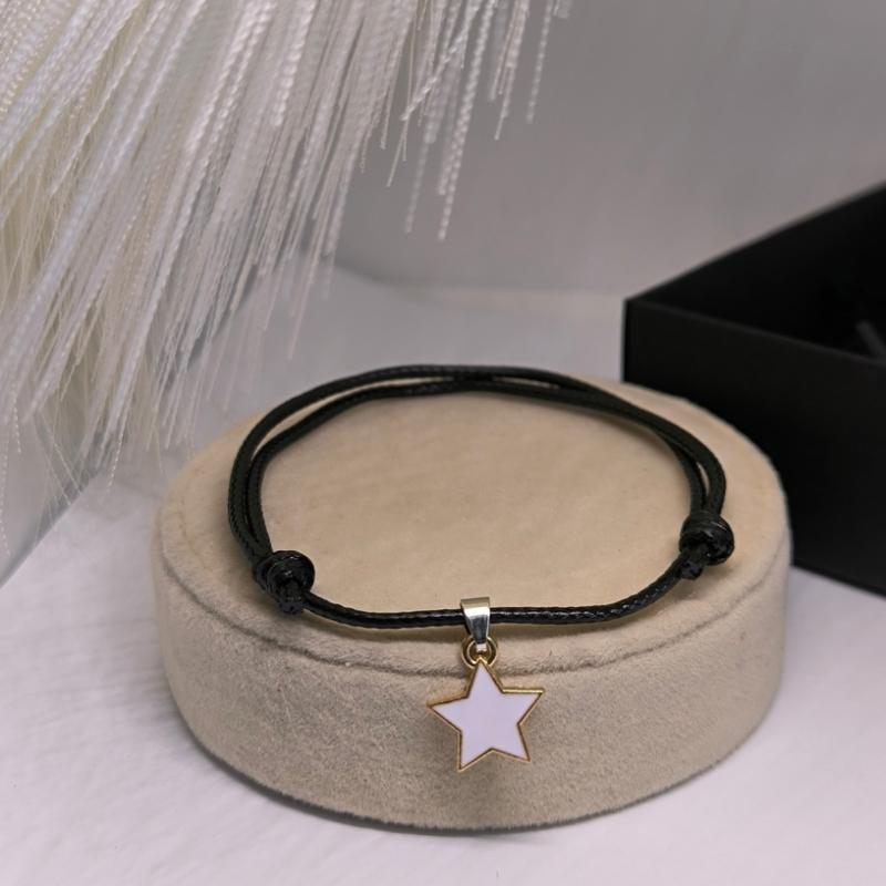 Nooruslikud ripatsitega käevõrud