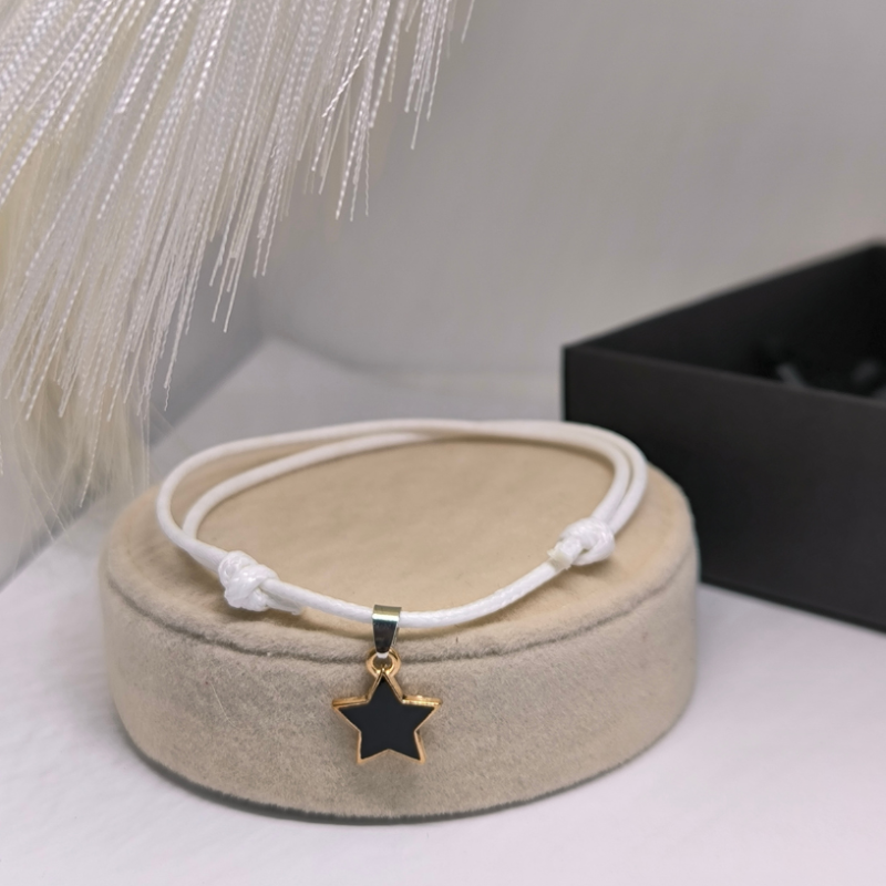 Nooruslikud ripatsitega käevõrud