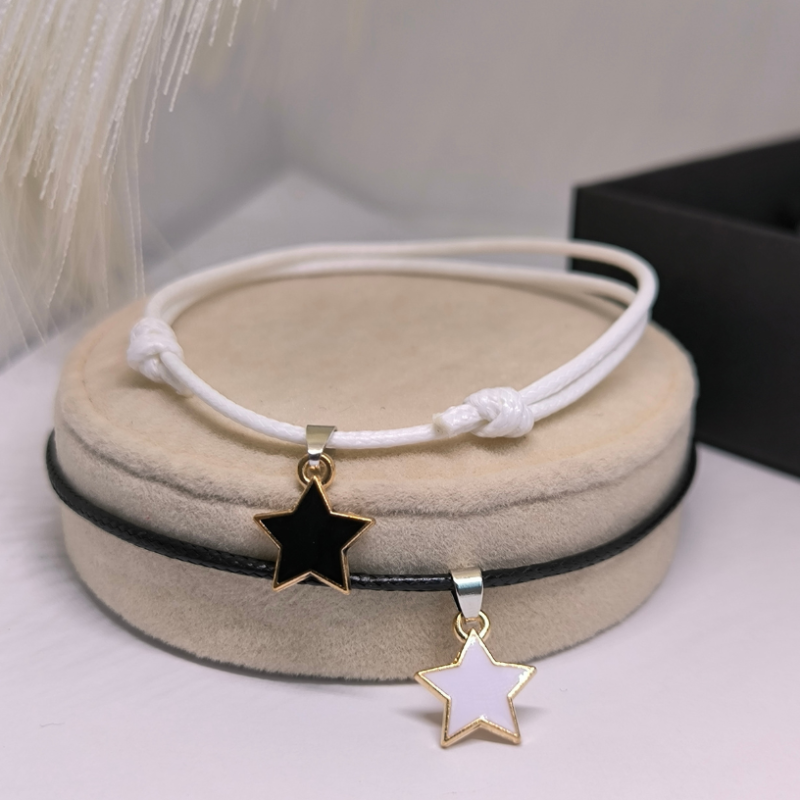 Nooruslikud ripatsitega käevõrud