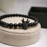 Mustast onüksist helmestega käevõrude komplekt