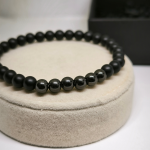 Mustast onüksist helmestega käevõrude komplekt