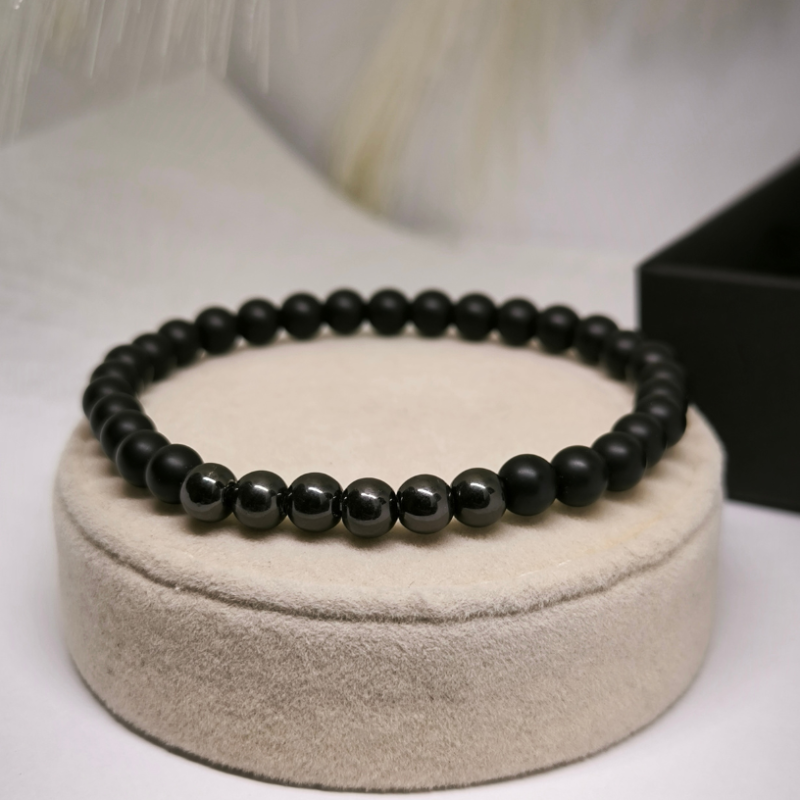 Mustast onüksist helmestega käevõrude komplekt