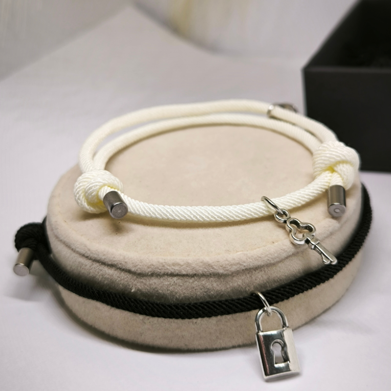 Käevõrude komplekt ripatsite ja magnetkinnitusega