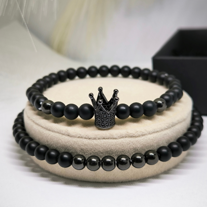 Mustast onüksist helmestega käevõrude komplekt