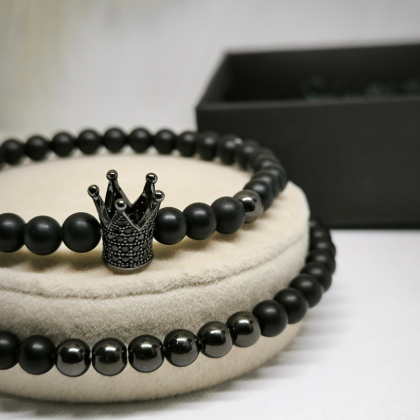 Mustast onüksist helmestega käevõrude komplekt