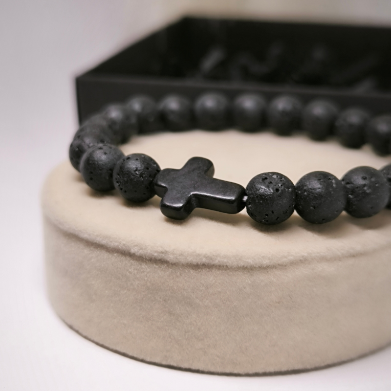 Laavakivi helmestega käevõru ristiga