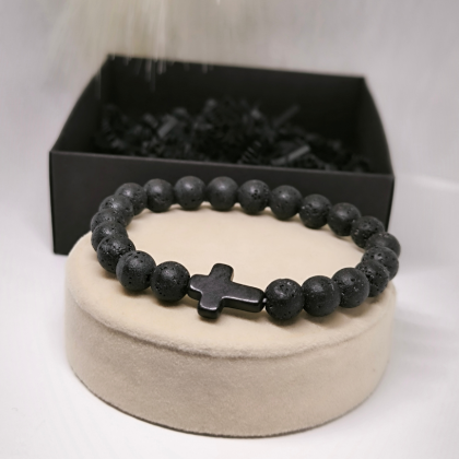 Laavakivi helmestega käevõru ristiga