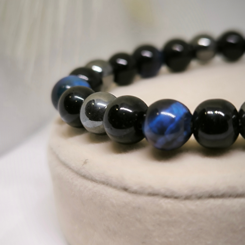 Obsidiaankivi helmestega käevõru tiigrisilmaga