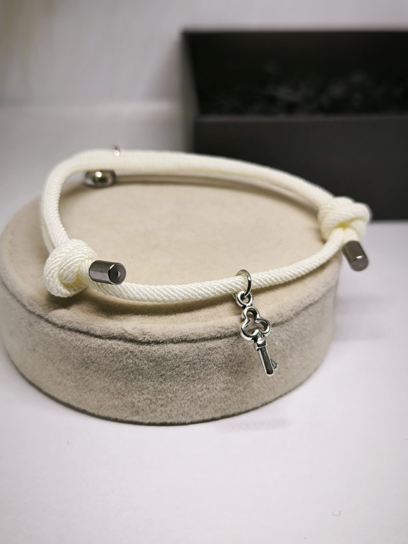 Käevõrude komplekt ripatsite ja magnetkinnitusega