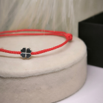 Punase niidi õnne käevõru neljalehelise ristikheina kujundusega