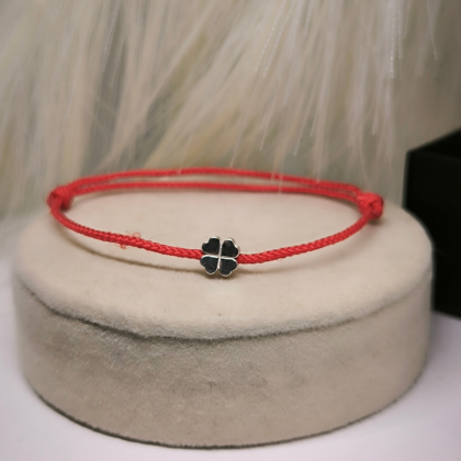 Punase niidi õnne käevõru neljalehelise ristikheina kujundusega