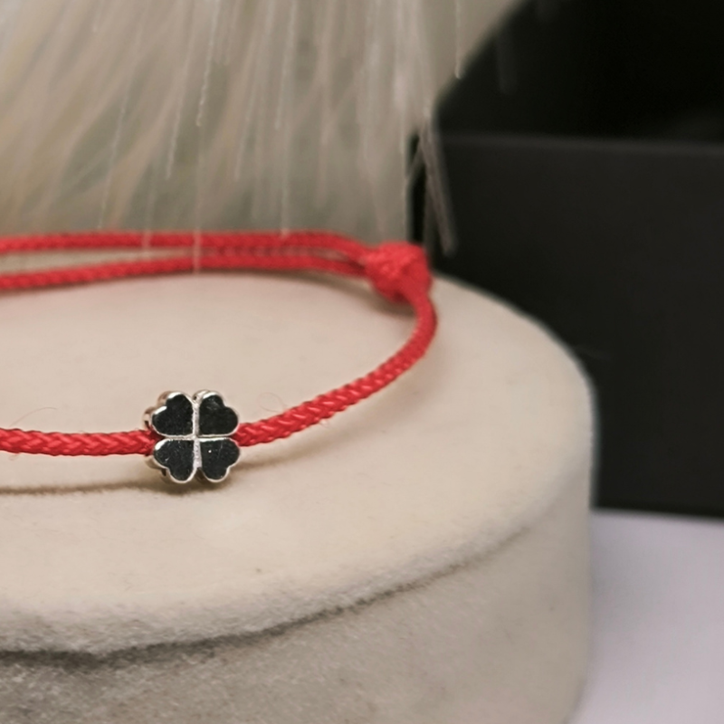 Punase niidi õnne käevõru neljalehelise ristikheina kujundusega