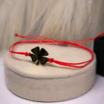 Punase niidi käevõru kuldse neljalehelise ristikheina motiiviga