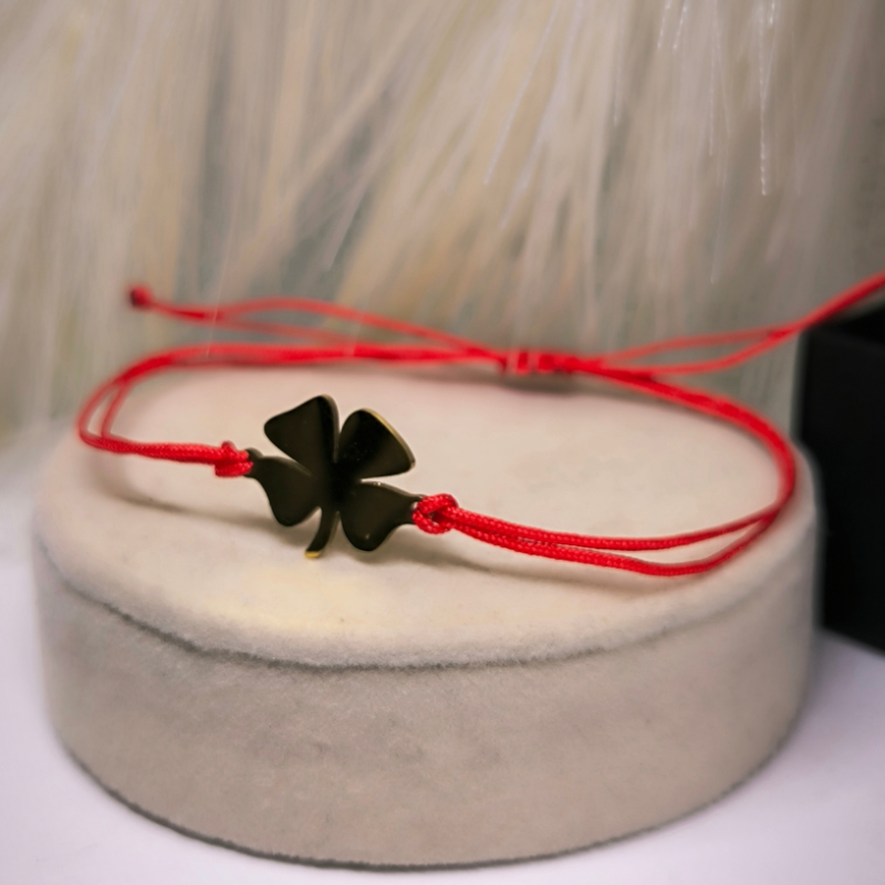 Punase niidi käevõru kuldse neljalehelise ristikheina motiiviga