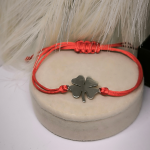 Punase niidiga käevõru hõbedase neljalehelise ristikheina motiiviga