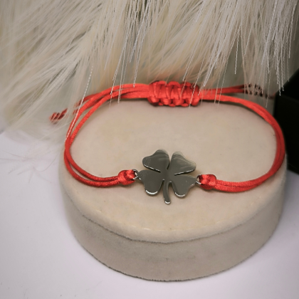 Punase niidiga käevõru hõbedase neljalehelise ristikheina motiiviga