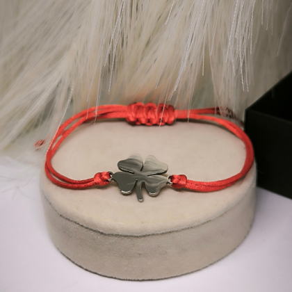 Punase niidiga käevõru hõbedase neljalehelise ristikheina motiiviga