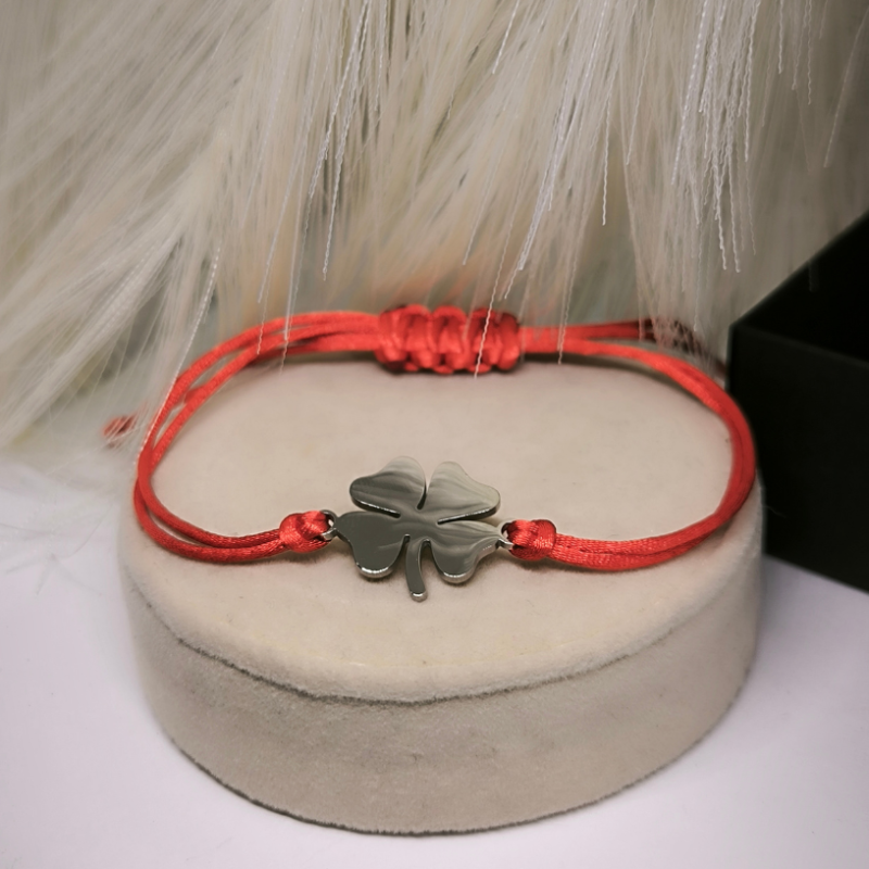 Punase niidiga käevõru hõbedase neljalehelise ristikheina motiiviga