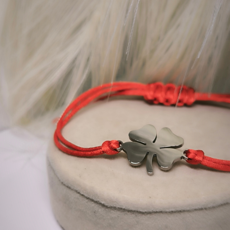 Punase niidiga käevõru hõbedase neljalehelise ristikheina motiiviga