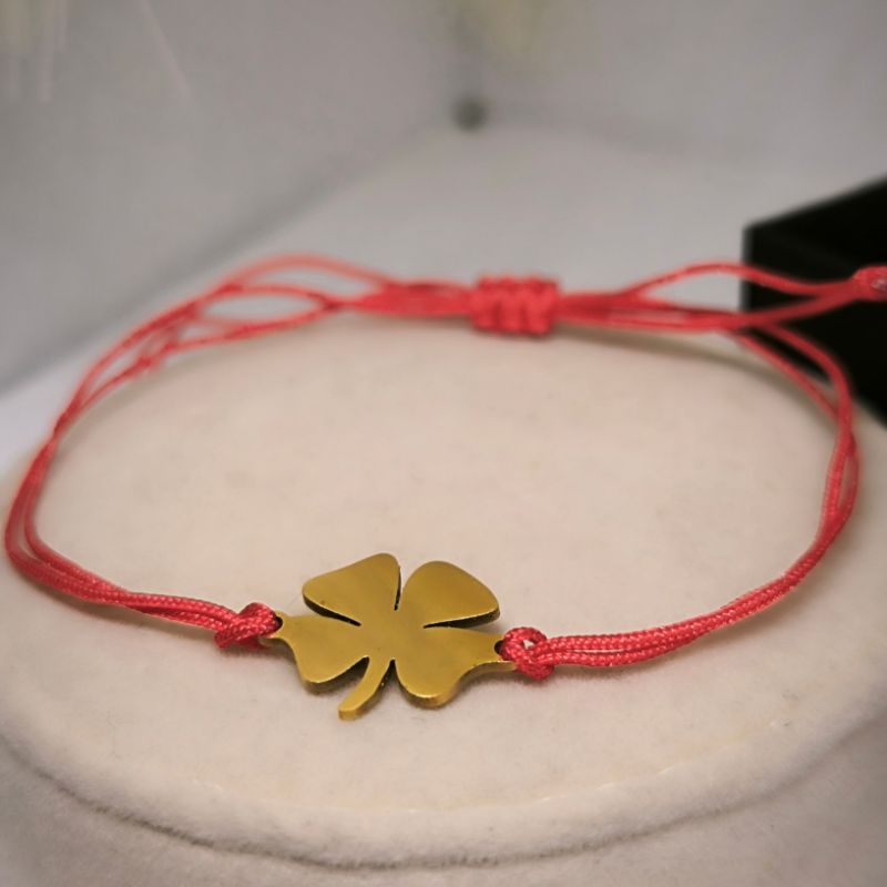 Punase niidi käevõru kuldse neljalehelise ristikheina motiiviga