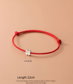 Punase niidi õnne käevõru neljalehelise ristikheina kujundusega