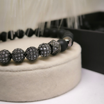 Looduslikust kivist helmestega käevõrude komplekt