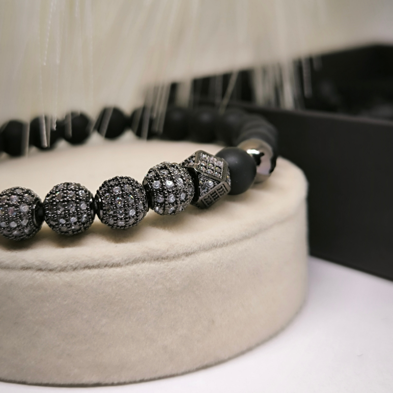 Looduslikust kivist helmestega käevõrude komplekt