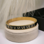 Stiilsete roostevabast terasest käevõrude komplekt