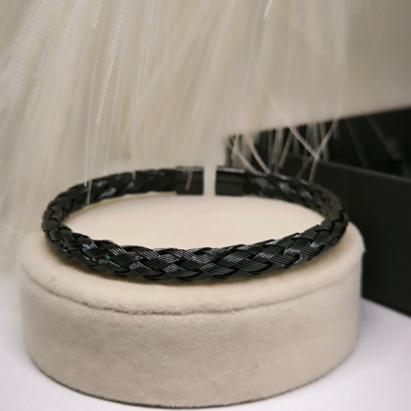 Stiilsete roostevabast terasest käevõrude komplekt