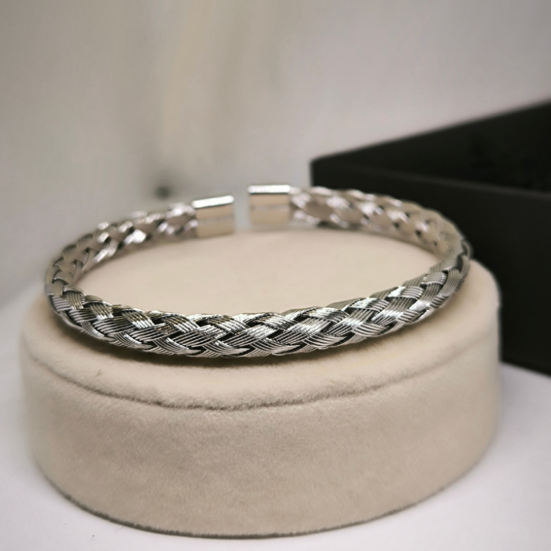 Moodne käevõrude komplekt ristikuju ripatsiga