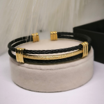 Moodne käevõru meestele metallist aktsentidega