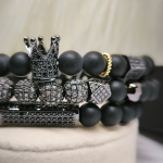 Looduslikust kivist helmestega käevõrude komplekt