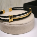 Moodne käevõru meestele metallist aktsentidega