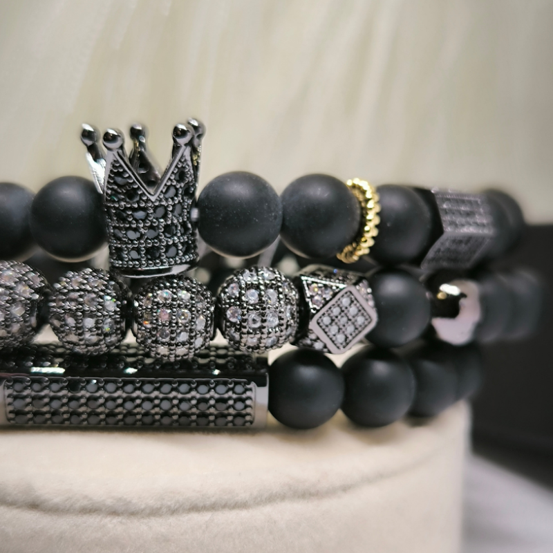 Looduslikust kivist helmestega käevõrude komplekt