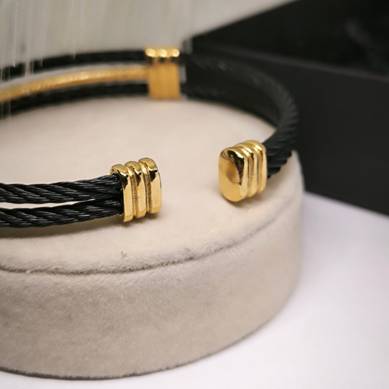 Moodne käevõru meestele metallist aktsentidega