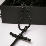 Must stiilne ristike