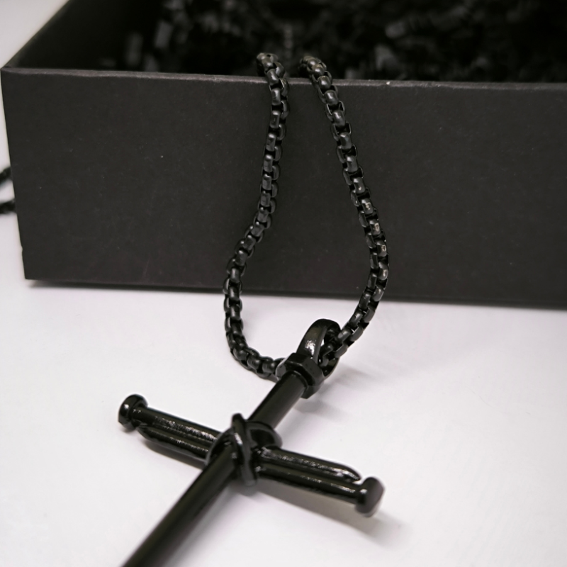 Must stiilne ristike