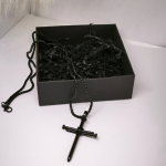 Must stiilne ristike